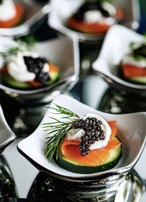 Salmón ahumado cream cheese Cucumber  caviar