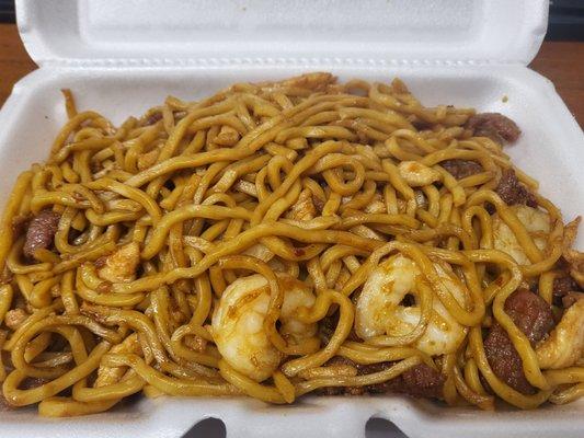 Combination lo mein with no veggies.