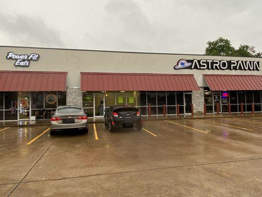 mobilekangaroo is located between Power Fit Eats & Astro Pawn in Pearland, TX.