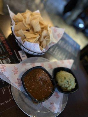 Chips, guacamole and salsa