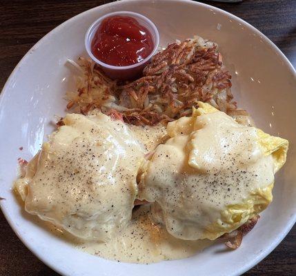 Ocean Benedict: smoked salmon with crispy hashbrowns