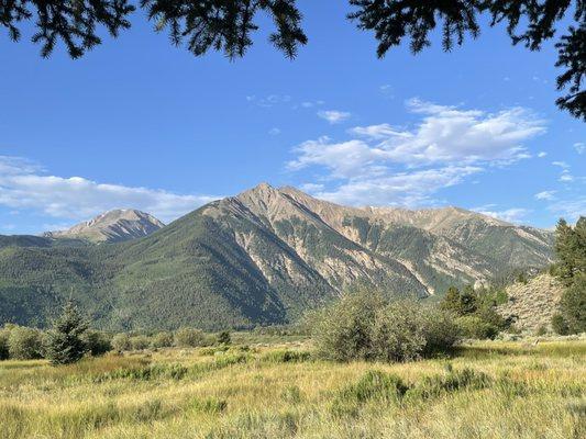 Twin Lakes Roadhouse Lodge And Cabins