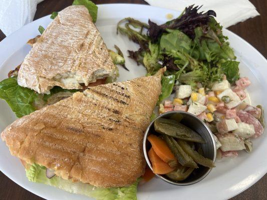 Sandwich de pollo. Salad, veggie salad. Jalapeños.