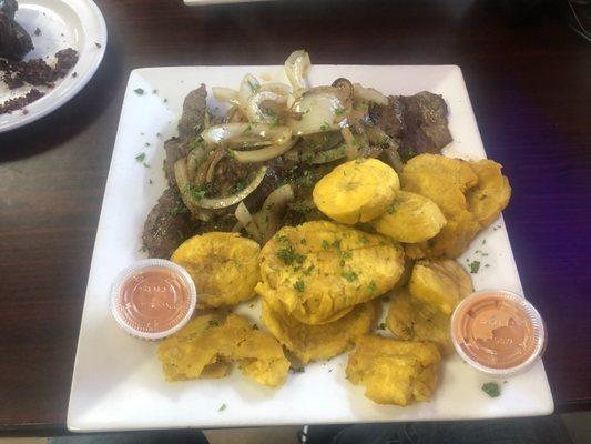 Bistec con tostones