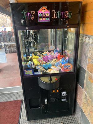 Cupid Doll vending machine in the lobby!