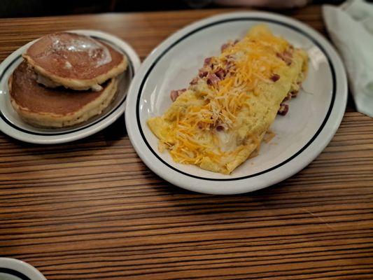 My sister paid $7 for this Ham & Cheese omelette and 2 pancakes.  Absolutely HUGE omelette!