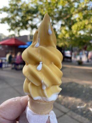 Butterscotch dipped vanilla cone (mini)