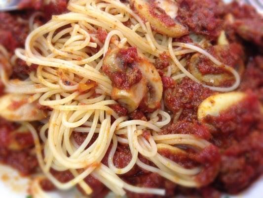 Spaghetti with meat sauce and mushrooms