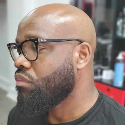 Beard trim and sculpting