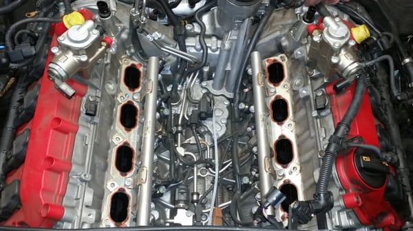 Audi RS4 preparing for intake valves de carbon.