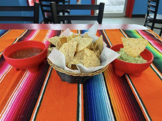 Guacamole, chips and salsa!  Wow, so fresh, guacamole made to order.