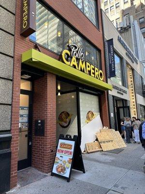 Yummy fried chicken!! And great Mac 'n cheese!! On Lex Ave/57-58 Street. 4.23.24 (yep, it IS OPEN)