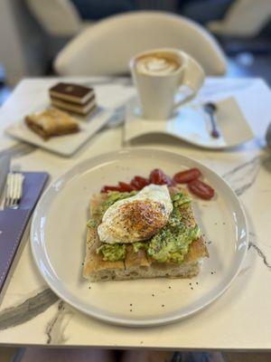 Avocado toast with one egg