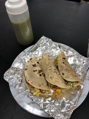 Taquitos en harina y salsa verde.