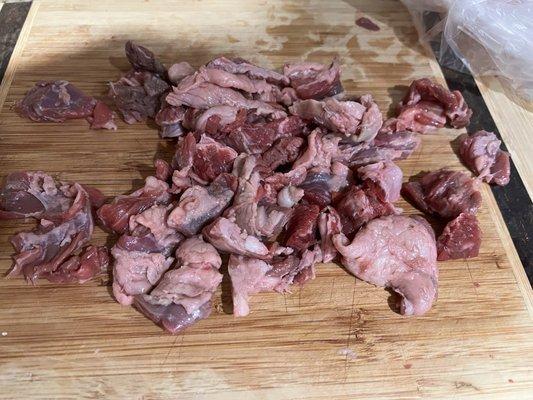 Toda este pello de grasa le quita a la arrachera que me vendieron.   I took off all of this fat from the beef skirt they sold me.