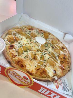 This is garlic potato pizza. Frozen potatoes wedges & frozen tator tots as toppings. Zero garlic flavor.