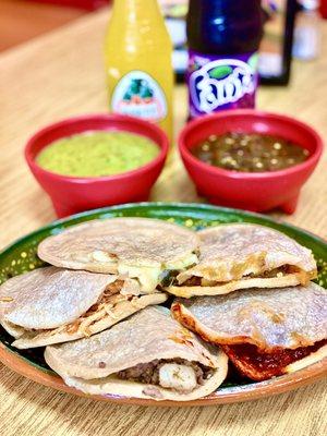 Gorditas de rajas con queso, nopalitos con chile rojo, picadillo y guisado verde de puerco con papas.. riquísimas!