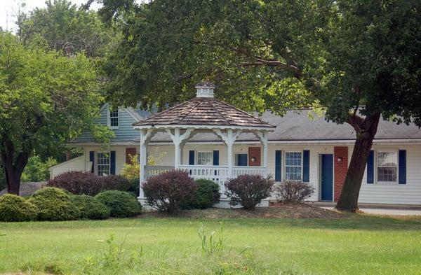 Lovely grounds and convenient "front" parking