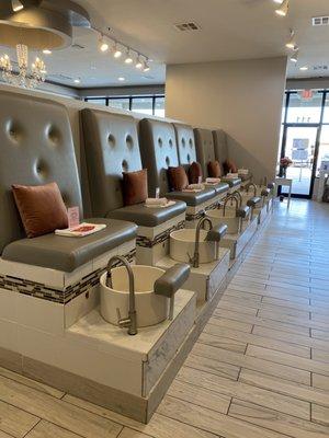 Super clean really beautiful and elegant salon!