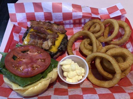 Bacon cheeseburger, onion rings