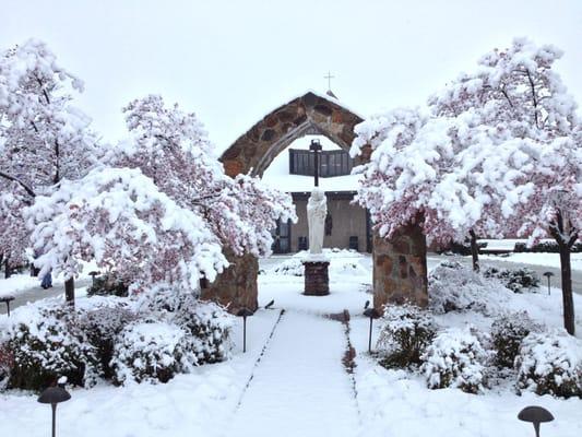 Snowy morning to begin Monday of Holy Week