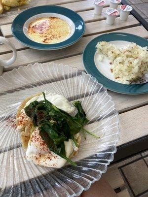 Eggs florentine and hash browns