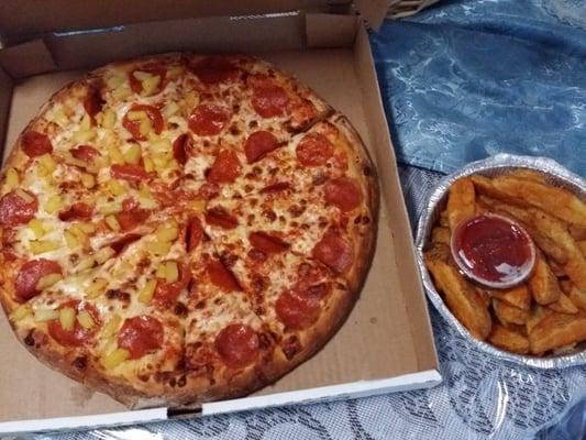 Large pizza with Potatoe wedges