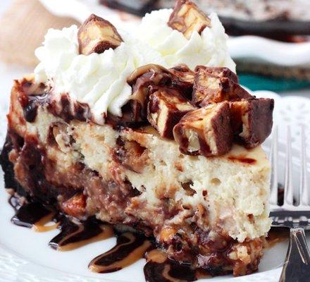 You will be completely in love with this SNICKERS CHEESECAKE.