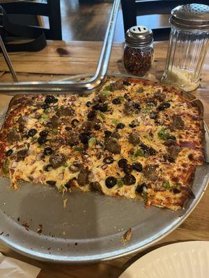 Tavern Supreme w fennel sausage, onions , mushrooms, bell pepper, and black olives.