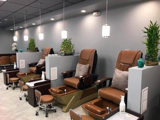 Comfortable clean atmosphere to get receive your nail services in Rockford.