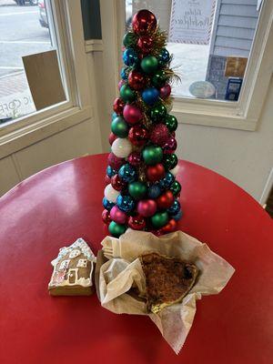 Spinach and Red Pepper Quiche & Gingerbread Cookie