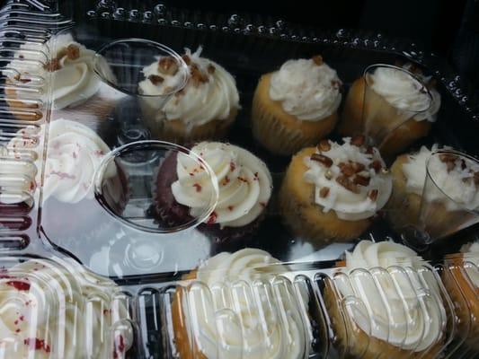 Got em to go! Red velvet, Italian creme and white cupcakes.....mmmmmmm