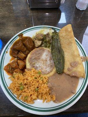 Chile Colorado, arroz y frijoles, chile verde