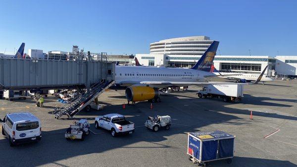 IcelandAir Boeing 757-200. Let's fly!