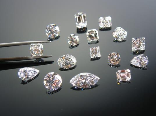 We have hundreds of loose diamonds in stock, all hand-picked by Jeffrey and accompanied by an independent report.