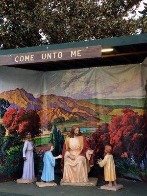 A decades-old tradition of scenes placed in downtown Ontario each Christmas season continues.