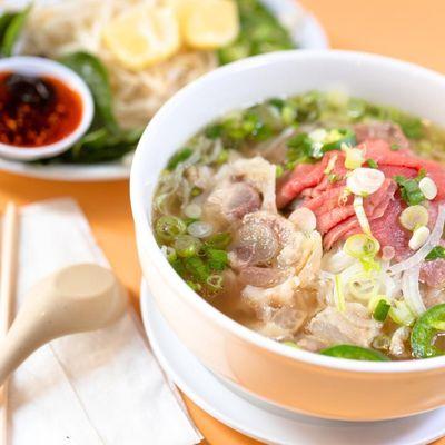 Bề soup with rare steak and tendon