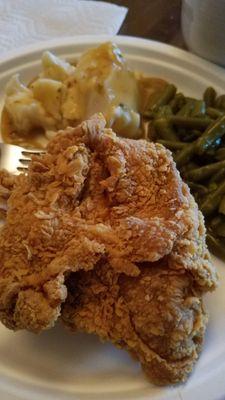 Large, crunchy, tasty chicken with green beans and mashed potatoes. Green beans are especially good.