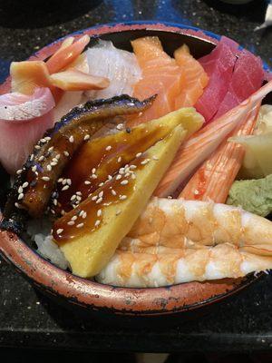 Chirashi sushi