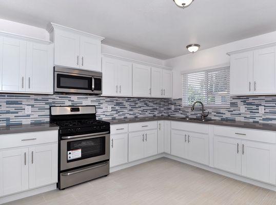 White Shaker kitchen cabinets-Solid Wood