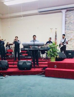 Worship Group/Grupo de Alabanza