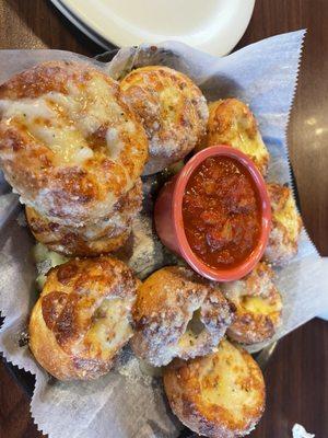 Garlic knots w cheese