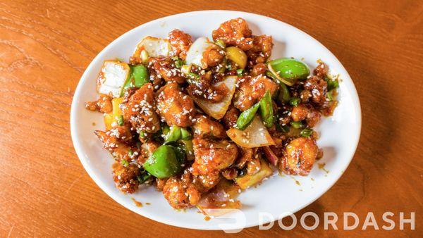 MANCHURIAN CHICKEN
Tossed in velvety and aromatic sauce made with a blend of soy sauce vinegar, sugar and spices