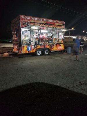 The food truck at 8:34 pm and there are ppl at their cars waiting on their food.... Good stuff