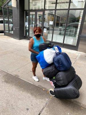 A su servicio para llevar y traer su ropa  Agradezco su generosidad con sus propias muchas gracias