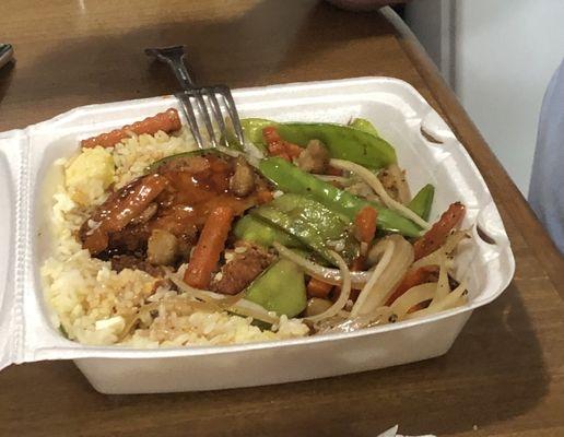 Fried chicken with rice and vegetables