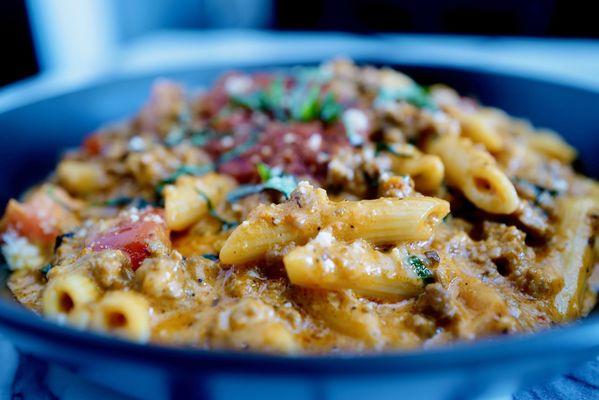 Penne Con Salsiccie
Penne pasta with spicy Italian sausage, Suga rosa and mozzarella cheese