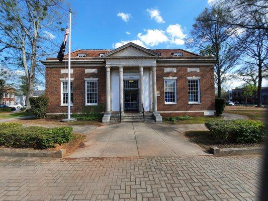 Sightseeing within walking distance of the James Madison Inn. This is the town's post office.