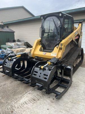 Skidsteer With Grapple Claw