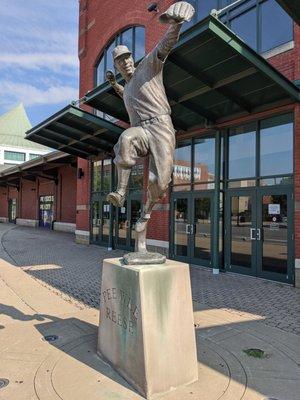 Statue of Pee Wee Reese, Louisville